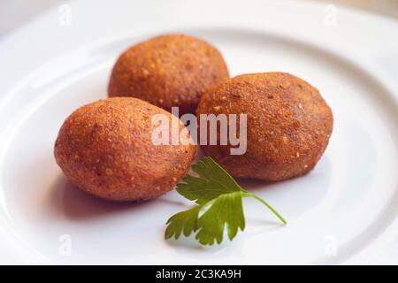 Türkische Küche; Gefüllte Fleischbällchen, Isli Kofte Stockfoto