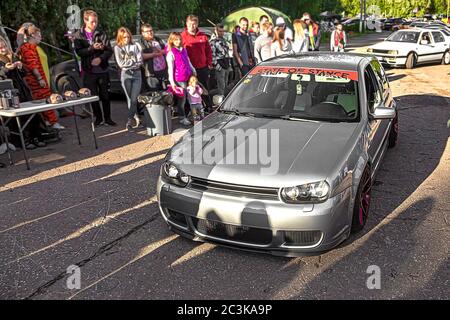 Moskau, Russland - 19. Juli 2019: Getuntes Low-Sport-Fließheck mit roten Candy-farbigen Leichtmetallfelgen. Volkswagen Golf mk 4 ist auf der Straße. Stanced Lowrider mit Badboy Kapuze Stockfoto