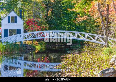 Herbst Farbe an der Bogenbrücke Somesville, Maine, auf der "ruhigen Seite" der Mount Desert Island in der Nähe von Southwest Harbor. Stockfoto