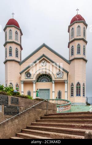 Iglesia de San Rafael Arcángel Katholische Kirche in Zarcero, Costa Rica. Die Kirche ist aus Holz, aber mit Zinn bedeckt, um die sehr alte Struktur zu schützen. Stockfoto