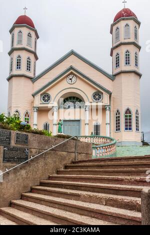 Iglesia de San Rafael Arcángel Katholische Kirche in Zarcero, Costa Rica. Die Kirche ist aus Holz, aber mit Zinn bedeckt, um die sehr alte Struktur zu schützen. Stockfoto