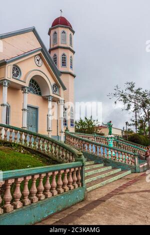 Iglesia de San Rafael Arcángel Katholische Kirche in Zarcero, Costa Rica. Die Kirche ist aus Holz, aber mit Zinn bedeckt, um die sehr alte Struktur zu schützen. Stockfoto