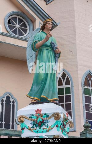 Iglesia de San Rafael Arcángel Katholische Kirche in Zarcero, Costa Rica. Die Kirche ist aus Holz, aber mit Zinn bedeckt, um die sehr alte Struktur zu schützen. Stockfoto