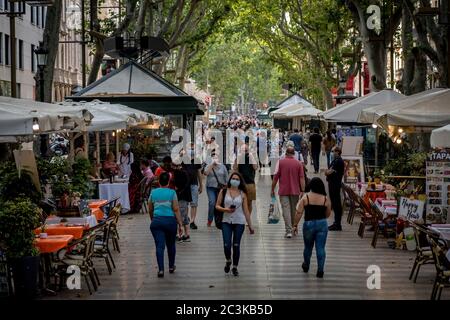 20. Juni 2020, Barcelona, Katalonien, Spanien: An diesem Samstagnachmittag gehen Barcelonaner die Ramblas hinunter. Am Sonntag, dem 21. Juni, wird Spanien in die "neue Normalität" eintreten und nach drei Monaten wird der Alarmzustand zu Ende gehen. Quelle:Jordi Boixareu/Alamy Live News Stockfoto