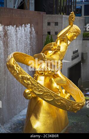 Prometheus Statue im Rockefeller Center, Midtown Manhattan, New York City, New York, USA Stockfoto