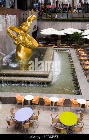Prometheus Statue im Rockefeller Center, Midtown Manhattan, New York City, New York, USA Stockfoto