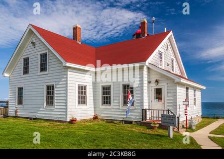 West Quoddy Head Leuchtturm in Lubec, Maine, erbaut 1808 (und ersetzt 1831 und wieder 1858) am Eingang zur Passamaquoddy Bay. Stockfoto