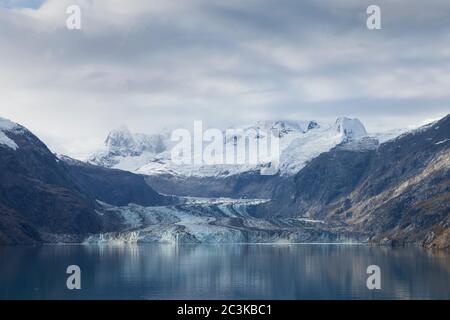 Johns Hopkins Glacier von Johns Hopkins Inlet im Glacier Bay National Park and Preserve, Hoonah–Angoon, Alaska. Stockfoto