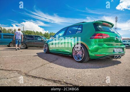 Moskau, Russland - 06. Juli 2019: Getuntes Volkswagen Golf 7 zu einer grünen Vinylfolie angezogen. Montierte exklusive Räder, Luftfederung. Lowrider auf dem Parkplatz. Rückseite Stockfoto