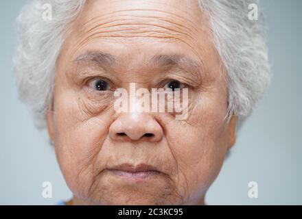 Gesicht der asiatischen älteren oder älteren alten Dame Frau aus der Nähe : gesunde starke medizinische Konzept. Stockfoto