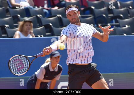 (200621) -- ZADAR, 21. Juni 2020 (Xinhua) -- Grigor Dimitrov aus Bulgarien gibt den Ball während eines Spiels des Adria Tour Tennisturniers gegen Borna Coric aus Kroatien in Zadar, Kroatien am 20. Juni 2020 zurück. Adria Tour wird vom serbischen Tennisspieler Novak Djokovic organisiert, um Sport, positive Werte und Fairplay zu fördern und auch Mittel für diejenigen zu sammeln, die Hilfe brauchen. (Dino Stanin/Pixsell über Xinhua) Stockfoto