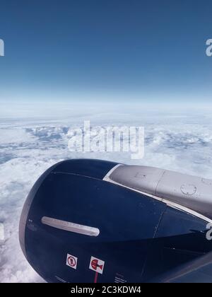 Vertikale Nahaufnahme eines Propellers eines Flugzeuges oben Die Wolken Stockfoto