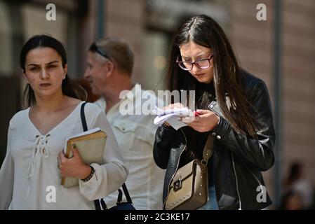 Armenische Frau auf der Suche nach Orientierung in der Nord-Avenue, Jerewan, Armenien Stockfoto