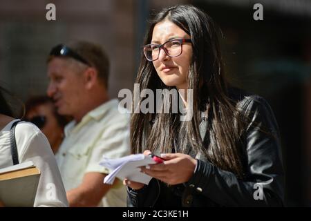 Armenische Frau auf der Suche nach Orientierung in der Nord-Avenue, Jerewan, Armenien Stockfoto