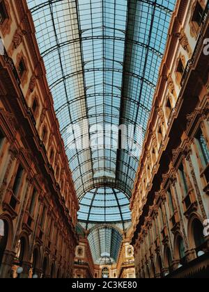 Vertikale Aufnahme der Galleria Vittorio Emanuele II in Mailand Italien Stockfoto