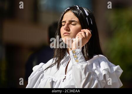 Armenische junge Frau in der nördlichen Avenue, Jerewan, Armenien Stockfoto