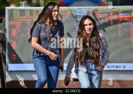 Armenische Mädchen in der nördlichen Avenue, Jerewan, Armenien Stockfoto