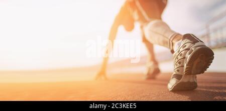 Athlet Runner laufen auf dem Laufband Stockfoto