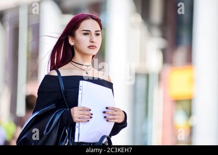 Armenische junge Frau in der nördlichen Avenue, Jerewan, Armenien Stockfoto