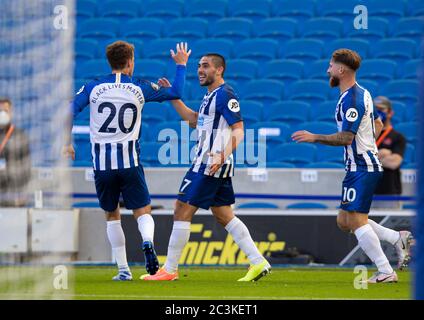 Brighton. Juni 2020. Neal Maupay (C) von Brighton und Hove Albion feiert das Siegertor beim Premier League-Spiel zwischen Brighton und Hove Albion und Arsenal FC am 20. Juni 2020 im American Express Community Stadium in Brighton, Großbritannien. Quelle: Xinhua/Alamy Live News Stockfoto