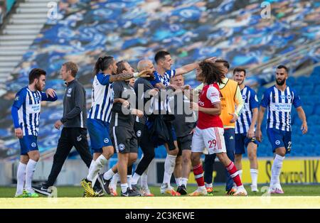 Brighton. Juni 2020. Matteo Guendouzi (Front R) von Arsenal steht nach dem Premier League-Spiel zwischen Brighton und Hove Albion und Arsenal FC am 20. Juni 2020 im American Express Community Stadium in Brighton, Großbritannien, in Konflikt mit Spielern von Brighton und Hove Albion. Quelle: Xinhua/Alamy Live News Stockfoto