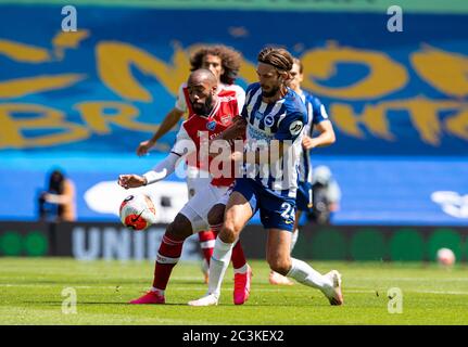 Brighton. Juni 2020. Alexandre Lacazette (L) von Arsenal wird am 20. Juni 2020 im American Express Community Stadium in Brighton, Großbritannien, von Brighton und Hove Albion von Davy im Premier League-Spiel gegen Arsenal FC und Brighton herausgefordert. Quelle: Xinhua/Alamy Live News Stockfoto