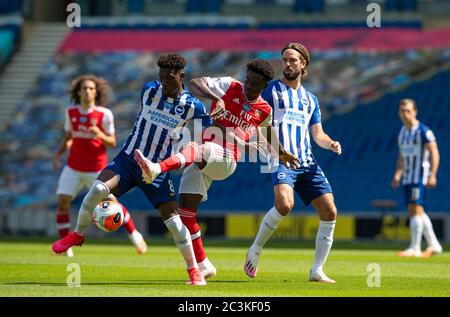 Brighton. Juni 2020. Yves Bissouma von Brighton und Hove Albion (2. L) steht am 20. Juni 2020 im American Express Community Stadium in Brighton, Großbritannien, beim Premier League-Spiel zwischen Brighton und Hove Albion und Arsenal FC im Spiel Bukayo Saka (C) von Arsenal. Quelle: Xinhua/Alamy Live News Stockfoto