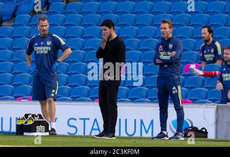 Brighton. Juni 2020. Arsenals Manager Mikel Arteta (2. L) reagiert auf das Premier League-Spiel zwischen Brighton und Hove Albion und Arsenal FC im American Express Community Stadium in Brighton, Großbritannien, am 20. Juni 2020. Quelle: Xinhua/Alamy Live News Stockfoto