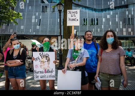 Eine Koalition von Wahlrechts- und Bürgerrechtsgruppen protestiert gegen die Veranstaltung "Jesus Matters", die von zwei Anti-Abtreibungsgruppen, Love Life und Operation America, organisiert und von dem rechtsextremen Minister Flip Benham, Die am 20. Juni 2020 in der Dokumentation 'AKA Jane Roe' in Cooper Triangle in New York City zu sehen war. (Foto von Gabriele Holtermann/Sipa USA) Quelle: SIPA USA/Alamy Live News Stockfoto