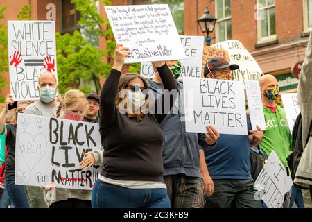 Saint John, NB, Kanada - 14. Juni 2020: Demonstranten tragen Schilder, während sie zur Unterstützung der Bewegung Black Lives Matter marschieren. Stockfoto