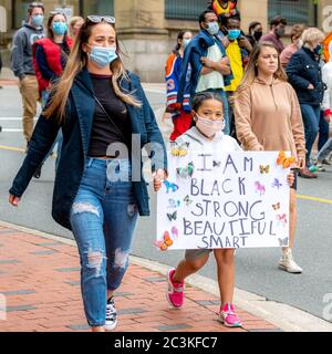 Saint John, NB, Kanada - 14. Juni 2020: Ein junges schwarzes Mädchen mit einem Schild Ich BIN SCHWARZ STARKE SCHÖNE INTELLIGENTE Märsche in der Black Lives Matter Rallye. Stockfoto