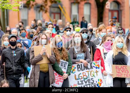 Saint John, NB, Kanada - 14. Juni 2020: Eine Menge maskierter Menschen versammeln sich bei einer Black Lives Matter Kundgebung. Stockfoto