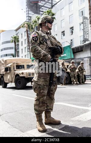 Ein Mitglied der Nationalgarde steht mitten auf dem Sunset Boulevard in Hollywood, Los Angeles, CA, bewaffnet mit einem M-16 Sturmgewehr. Stockfoto