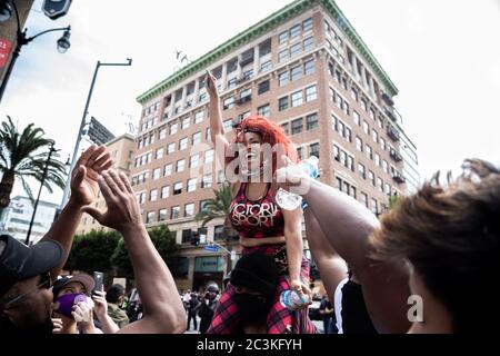 Ein B.L.M Protestor feiert, nachdem die Bereitschaftspolizei aus einer Pattsituation zurückzog und der Protest nach Hollywood Blvd in Los Angeles, CA, ziehen durfte. Stockfoto