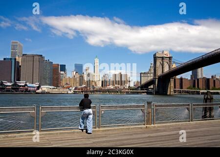 Lower Manhattan von Fulton Ferry Landing, Dumbo District, Brooklyn, New York City, New York, USA Stockfoto