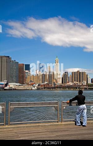 Lower Manhattan von Fulton Ferry Landing, Dumbo District, Brooklyn, New York City, New York, USA Stockfoto