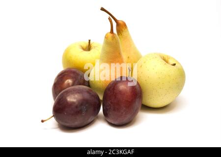 Frische Birnen Äpfel und Pflaumen isoliert auf dem weißen Hintergrund Stockfoto