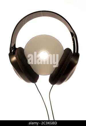 Vertikale Aufnahme von Kopfhörern mit einer CD in der Mitte Davon isoliert auf weißem Hintergrund Stockfoto