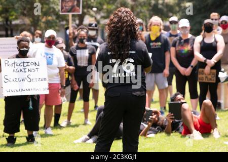 Atlanta, Georgia, USA. Juni 2020. Demonstranten marschierten durch die Straßen von Atlanta, um die Verhaftung von Polizisten zu fordern, die an der Ermordung von Jamarion Robinson beteiligt waren, der am 5. August 2016 59 Mal bei einer Razzia in East Point, einem Vorort von Atlanta, Georgia, erschossen wurde. Quelle: Steve Eberhardt/ZUMA Wire/Alamy Live News Stockfoto