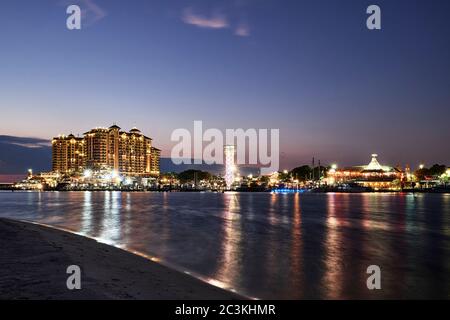 Emerald Grande Condominiums at Harbor Walk Village und Marina in Destin, Florida, USA, bei Sonnenuntergang. Leuchtet nur im Entertainment District. Stockfoto