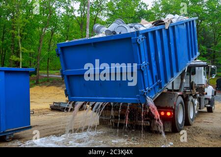 LKW-Verladung eines kompletten Recycling gebrauchter Baumaterialien auf der neuen Baustelle. Stockfoto