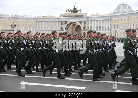 Sankt Petersburg, Russland. Mai 2020. Russische Militärangehörige nehmen an einer Generalprobe der Siegestag Parade auf dem Dwortsowaja Platz vor dem Eremitage Staatsmuseum Teil.die Militärparade anlässlich des 75. Jahrestages des Sieges über Nazi-Deutschland im Zweiten Weltkrieg, die in mehreren Städten von stattfinden wird Russland am 24. Juni 2020. Die Parade der Truppe als Teil der Parade zum Victory Day am 09. Mai wurde aufgrund der Covid-19 Pandemie abgesagt. Kredit: Sergei Mikhailichenko/SOPA Images/ZUMA Wire/Alamy Live Nachrichten Stockfoto