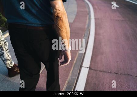 Mann mit transparenten Latexhandschuhen, der auf der Straße steht Stockfoto