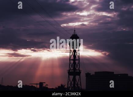 Silhouette des Stromübertragungsturms bei Sonnenuntergang Stockfoto