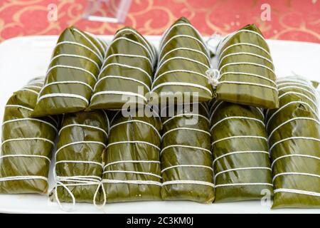 Frisch zubereitetes traditionelles chinesisches Zongzi auf einem Tisch Stockfoto