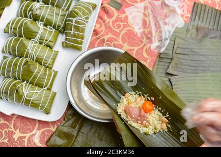 Draufsicht madam Making Traditional Chinese Zongzi für Drachenboot Festival dh DuanWu Festival Stockfoto