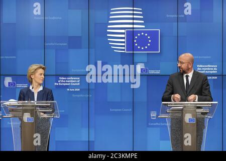 (200621) -- PEKING, 21. Juni 2020 (Xinhua) -- die Präsidentin der Europäischen Kommission Ursula von der Leyen (L) und der Präsident des Europäischen Rates Charles Michel nehmen an einer Pressekonferenz im Anschluss an eine Videokonferenz europäischer Spitzenpolitiker am EU-Hauptsitz in Brüssel, Belgien, am 19. Juni 2020 Teil. Die europäischen Staats- und Regierungschefs trafen sich am Freitag auf einer Videokonferenz, um einen ehrgeizigen Fonds zu diskutieren, der den europäischen Volkswirtschaften helfen soll, sich von der COVID-19-Pandemie zu erholen. Aber es wurde kein Konsens erzielt. Die Staats- und Regierungschefs der Mitgliedstaaten der Europäischen Union werden hoffentlich im Juli wieder physisch zusammenkommen Stockfoto