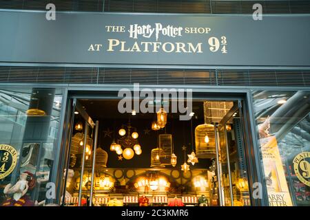 Harry Potter Sammlerstücke am Bahnhof Kings Cross in London - LONDON, ENGLAND - 14. SEPTEMBER 2016 Stockfoto