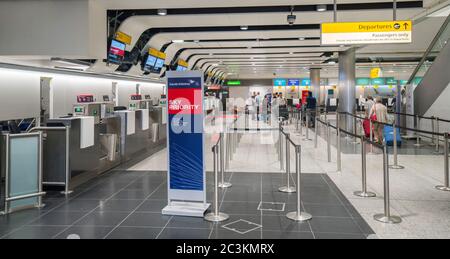 Abflug- und Check-in-Ebene im Terminal 3 - Flughafen Heathrow - LONDON, ENGLAND - 14. SEPTEMBER 2016 Stockfoto