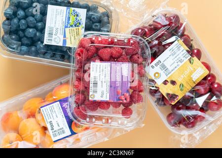 Gera, Deutschland : 09. Juni 2020: Beeren und Früchte aus dem Laden in Verpackungen aus dem deutschen Discounter ALDI Stockfoto